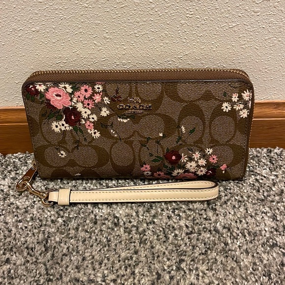 Coach wristlet - Picture 1 of 1